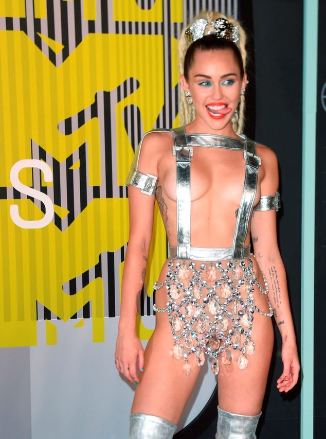 Miley Cyrus (Wearing A Versace Outfit) At Arrivals For Mtv Video Music  Awards (Vma) 2015 Arrivals 1, The Microsoft