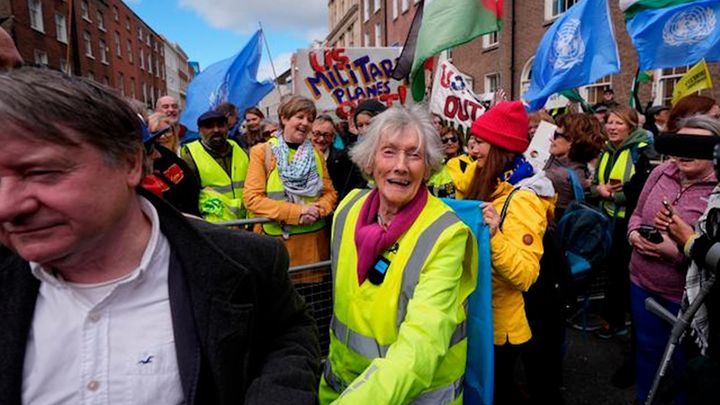 Lelia Doolan (91) completes 220km walk from Clare to Dáil in protest at US military use of Shannon Airport