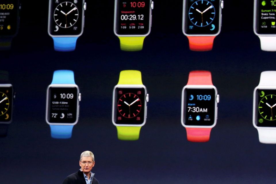 Apple CEO Tim Cook introduces the Apple Watch during an Apple event in San Francisco, California March 9, 2015.   REUTERS/Robert Galbraith