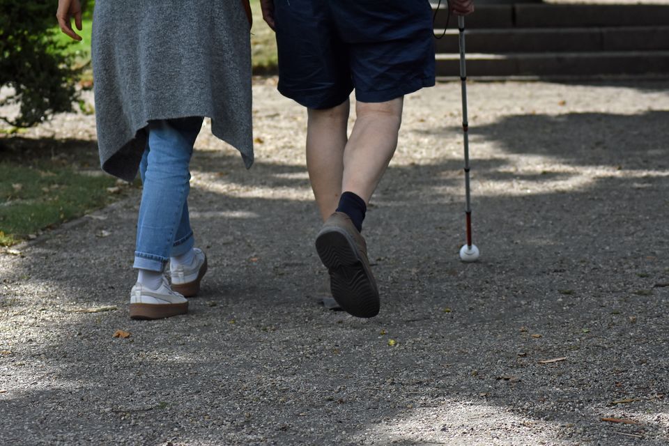 Las personas ciegas sufren tobillos rotos, muñecas torcidas por accidentes en la acera: nueva encuesta