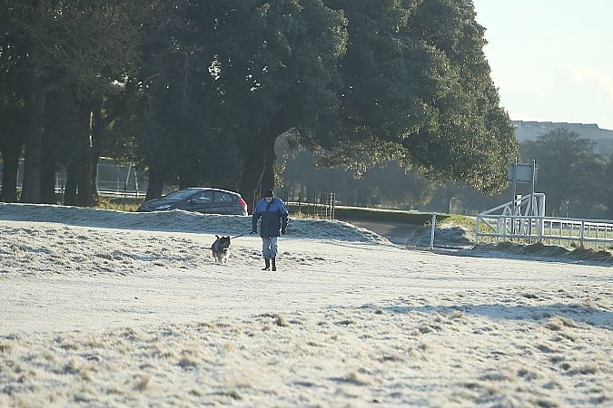 Прогноз погоды в Ирландии: предупреждения о холодной погоде в Met Éireann остаются в силе сегодня утром, в одном графстве закрыто несколько школ