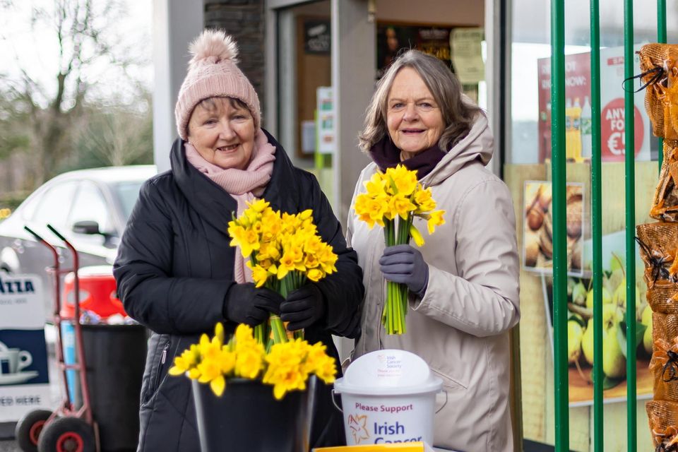 Joan Moore and Moya Bowe pictured at Spar on Muckross Road on Daffodil Day on Friday. Photo by Tatyana McGough.
