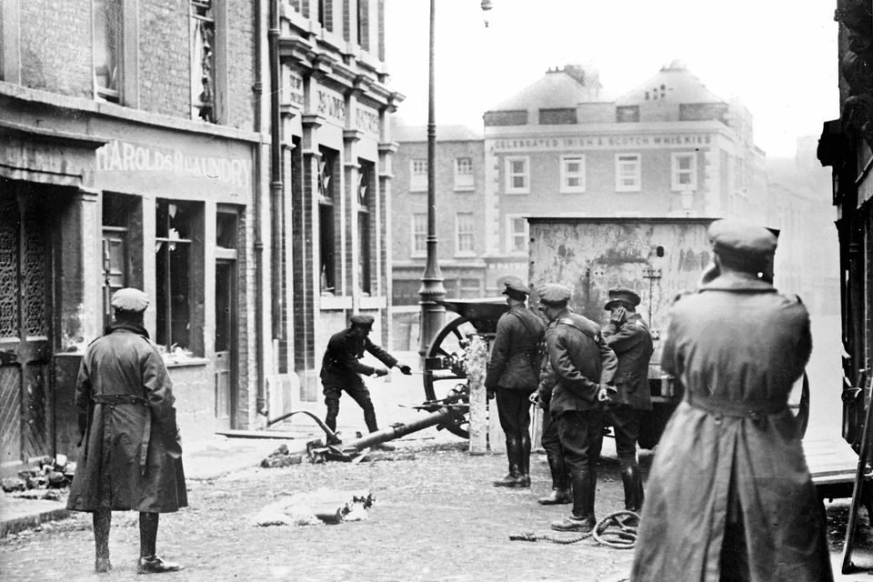 Artillery battery fired against the law courts where the revolutionists were entrenched in Dublin, 1922. Photo: Getty