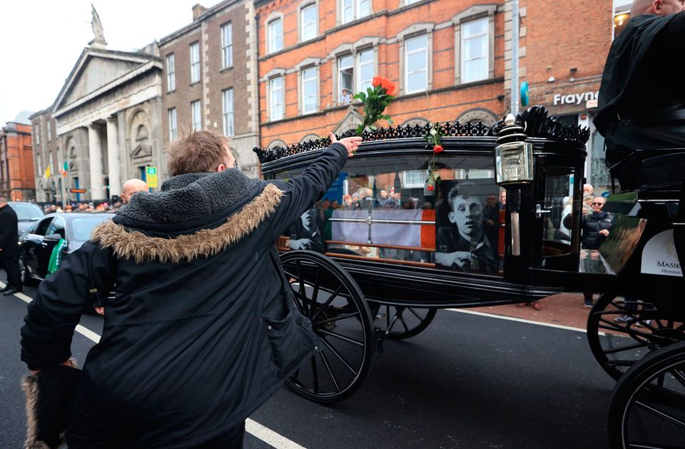 Un coche fúnebre recorre las calles de Dublín.  Foto: Autoridad Palestina 
