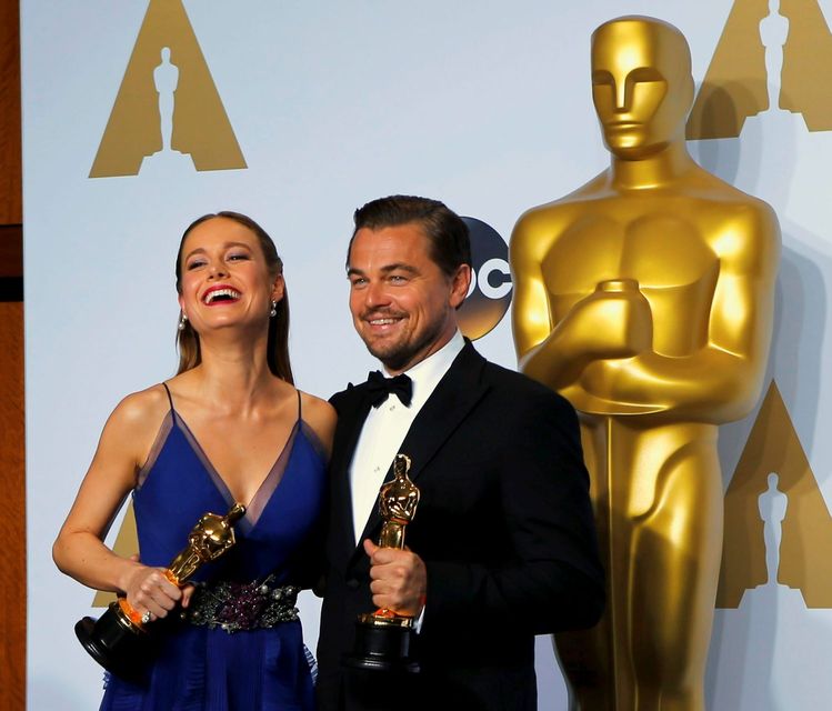 Best actress Brie Larson, "Room", and best actor Leonardo DiCaprio, "The Revenant", pose during the 88th Academy Awards in Hollywood, California February 28, 2016.  REUTERS/Mike Blake