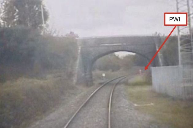 報道によると、カーローで鉄道員が電車に轢かれる寸前まであと数秒だった