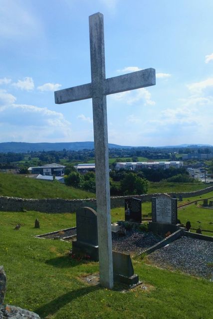 Council is urged to assist St John's Famine Graveyard Committee in restoring the cemetery in Tipperary town where over 1,600 people are buried 