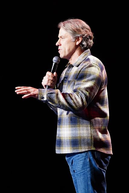 约翰·毕晓普在皇家阿尔伯特音乐厅青少年癌症信托基金会举办的“喜剧之夜”演出中登台表演（Ian West/PA）