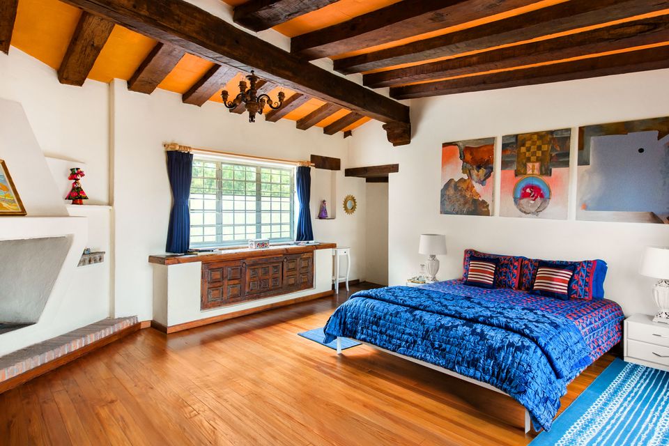A Mexico City bedroom on Airbnb