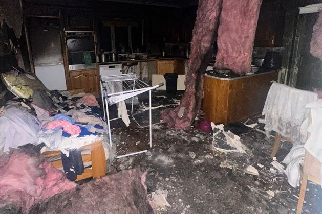 クリスマス数日前にゴールウェイの住宅が火災で焼失、犬が死亡、家族が助けを求める
