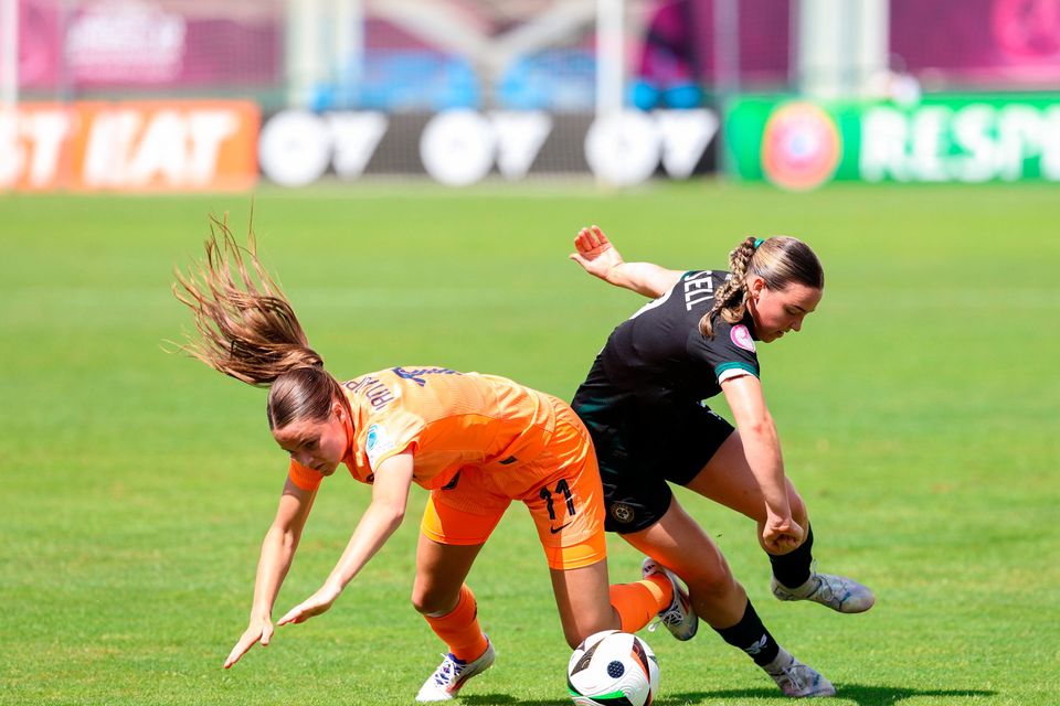 21 juli 2024;  Meerde van Coppen uit Nederland speelt tegen de Ierse Meab Russell tijdens de UEFA Women's European Under-19 Championship Group B-wedstrijd tussen de Republiek Ierland en Nederland in Futbol Stadianas Marijampolji in Marijampol, Litouwen.  Foto door Salius Sirba/Sportsfile