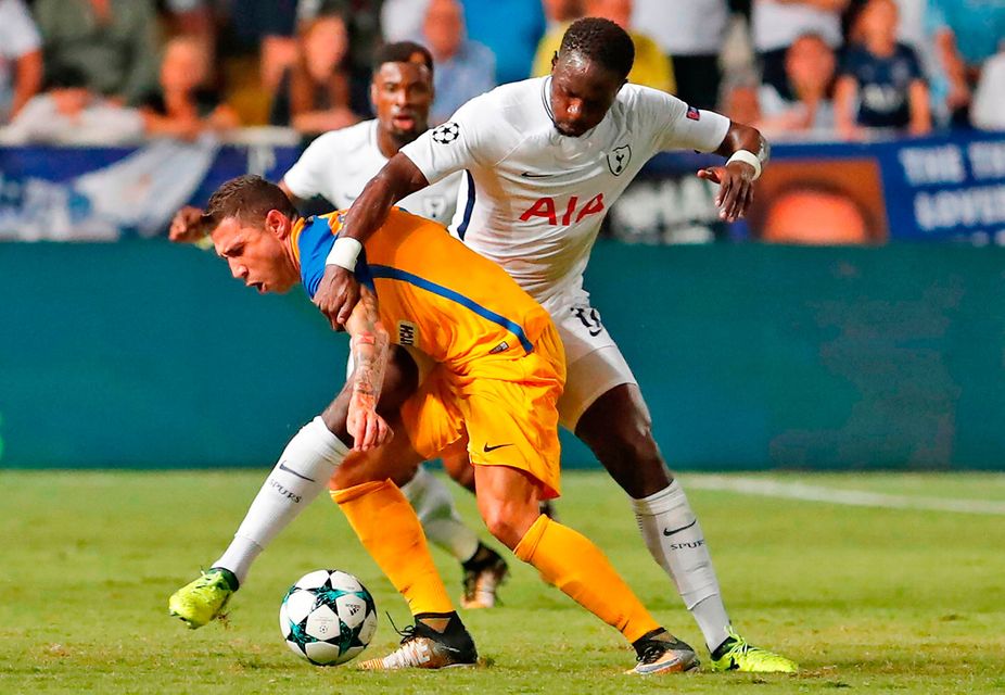 Tottenham Hotspur midfielder Moussa Sissoko (R) vies for the ball with Apoel FC's Spanish defender Roberto Lago. Photo: Getty Images