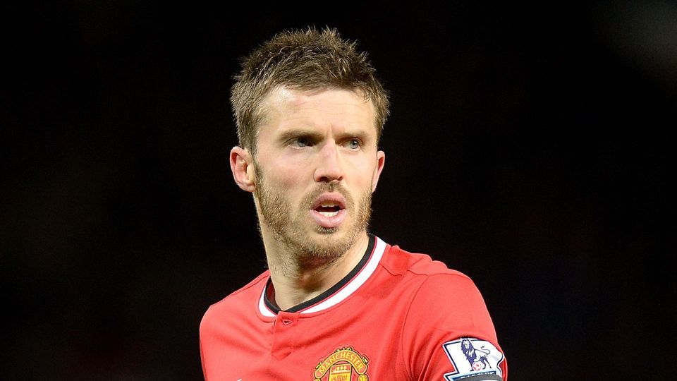 Manchester United's Michael Carrick has signed a new one-year deal