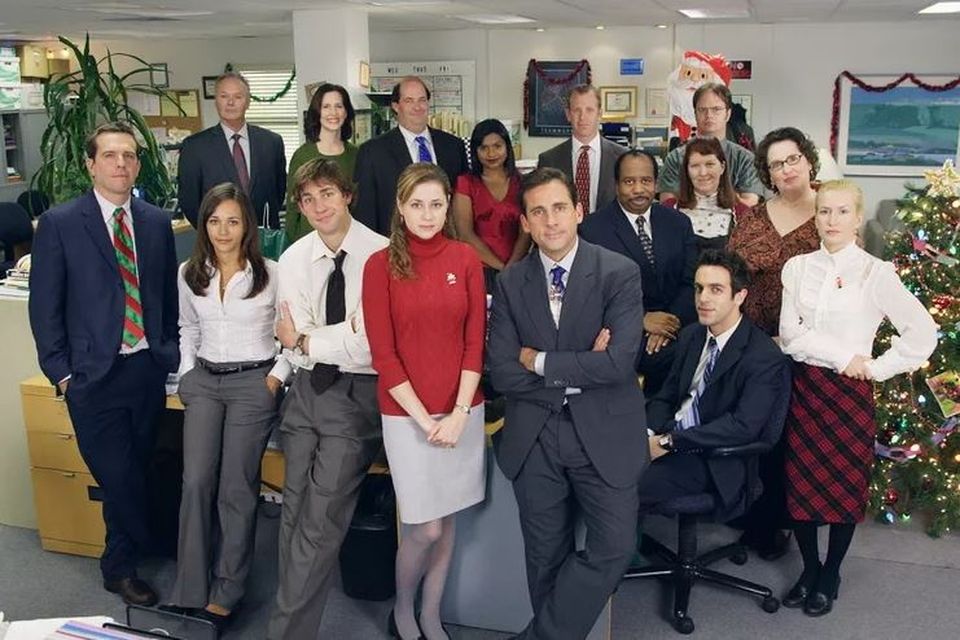 John Kransinski, Jenna Fischer and Steve Carrell with the cast of The Office