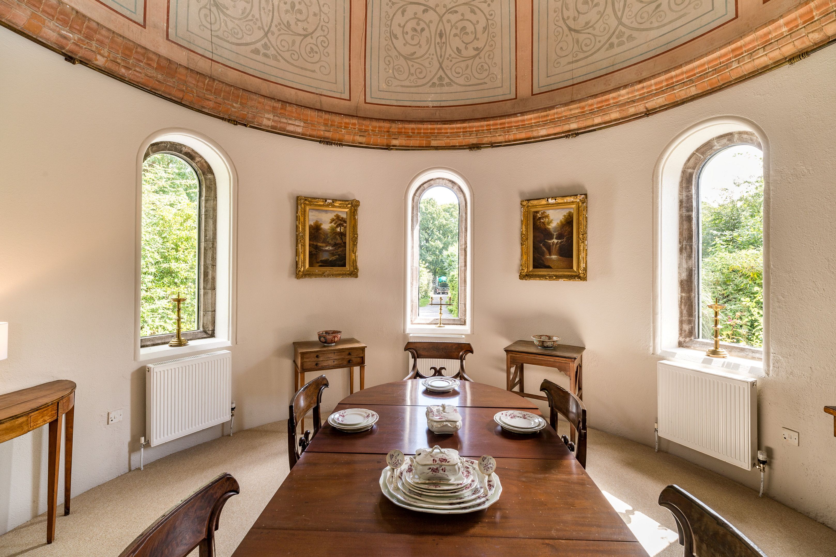 Unveiling the Remarkable Transformation: Offaly’s Silent Canon Transforms 19th-Century Chapel into an Extraordinary Home