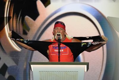 レスラーのハルク・ホーガンがドナルド・トランプが見守る中、党大会での激しい演説でシャツを破り捨てる