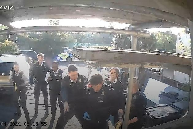 ロンドン刃物襲撃犯と対峙した警察官が「恐ろしいほどの重傷」を負った：「回復には長い時間がかかる」