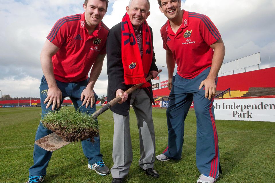 Munster's Peter O'Mahony, Chairman of INM Leslie Buckley and Munster's Donncha O'Callaghan. Photo: INPHO/James Crombie