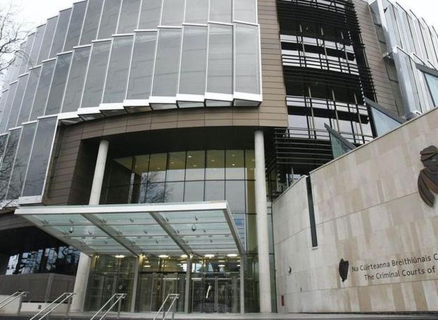 仮釈放で有罪判決を受けた殺人者が高齢女性と司祭２人を襲い、監禁