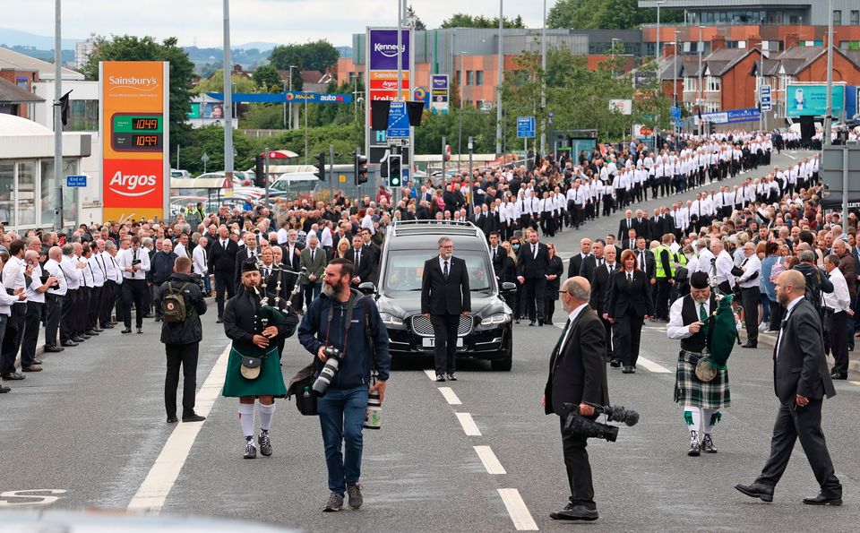 Des foules bordent les rues de Belfast pour les funérailles de Bobby Storey.  Photo : Autorité Palestinienne