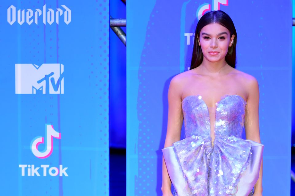 Hailee Steinfeld steals the show on MTV EMA red carpet | Irish Independent