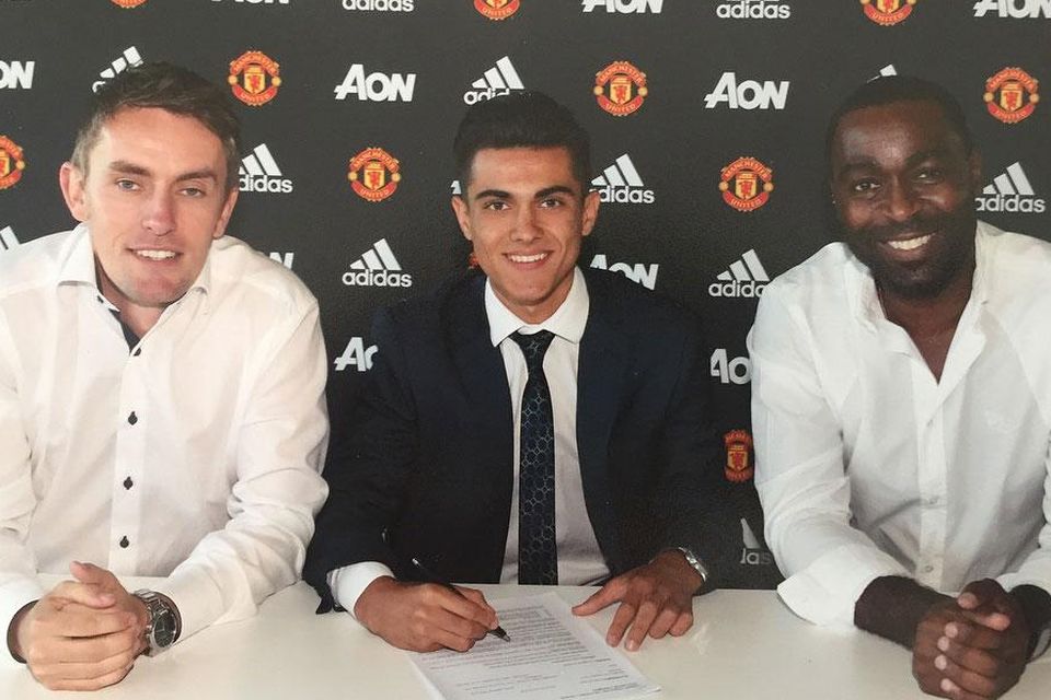 Arnau Puigmal signs his Manchester United contract alongside Kieran McKenna and Andy Cole. Instagram / @arnaupuigmal8