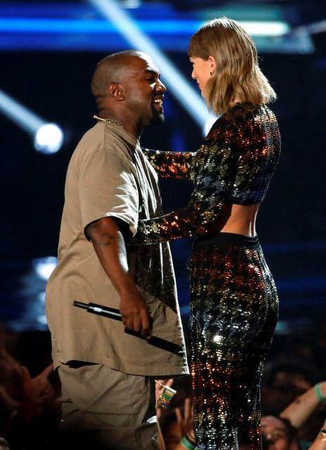 Taylor Swift presents the Video Vanguard Award to Kanye West at the 2015 MTV Video Music Awards in Los Angeles, California, August 30, 2015.   REUTERS/Mario Anzuoni
