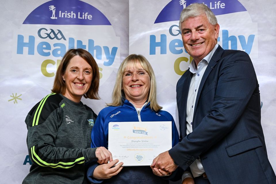 Michelle Richardson and Karen Richardson from Blessington being presented with their gold award by Leinster Council Health and Wellbeing Chairperson Dave Murray. 