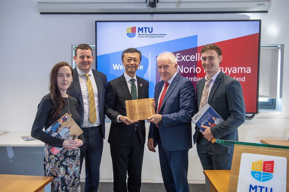 MTU and JRI recently welcomed Japanese Ambassador to Ireland to MTU Kerry and JRI Kerry. Pictured are MTU Student Deirdre Lee, Tim Daly (MTU Head of Strategy and University Performance), Mr Norio Maruyama, Ambassador of Japan to Ireland, Jimmy Deenihan (Chairperson Of MTU Governing Body) and MTU student Paul Kerins. Photo by Domnick Walsh.