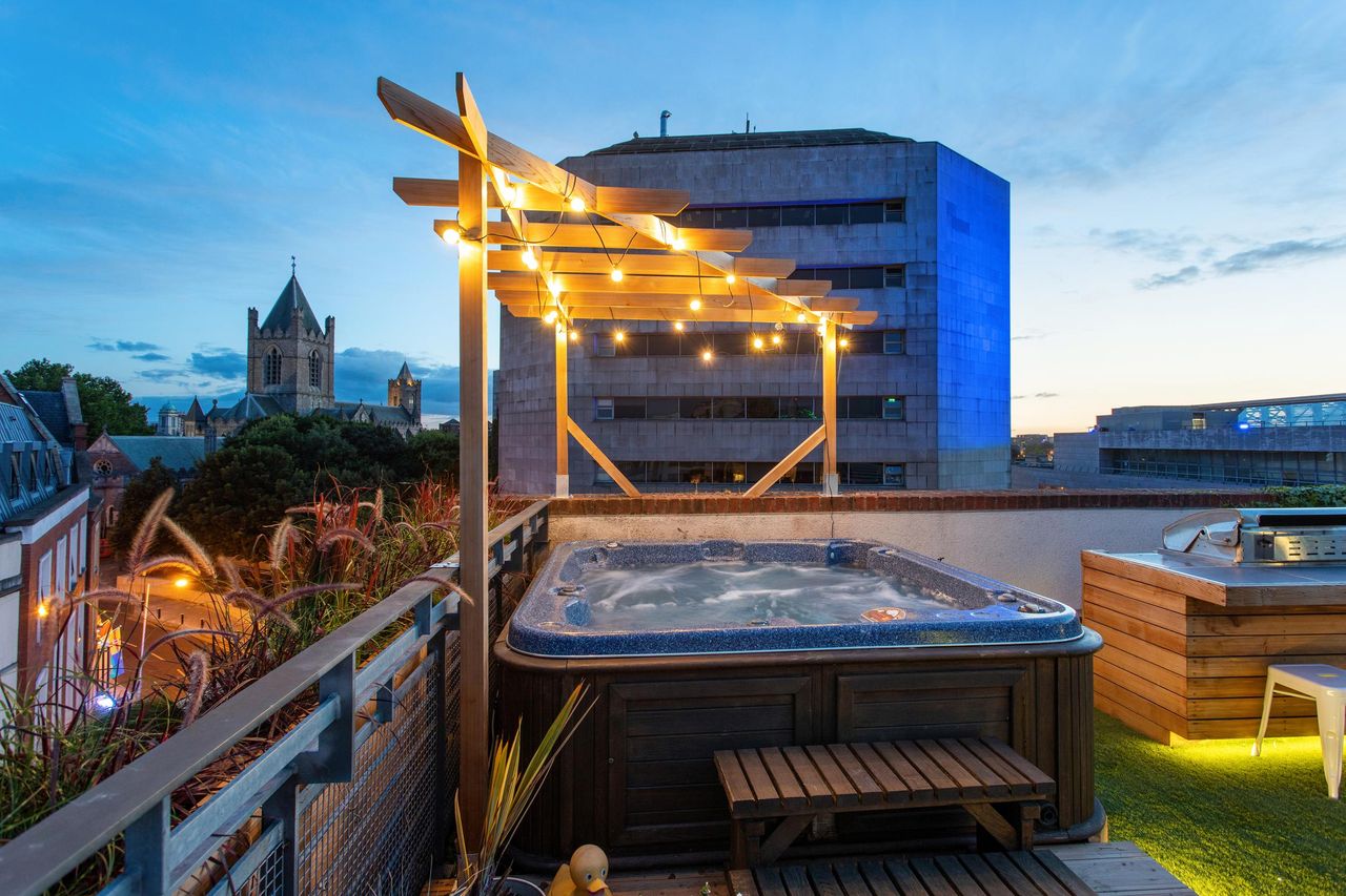 City centre rooftop hot tub where Handel premiered one of his