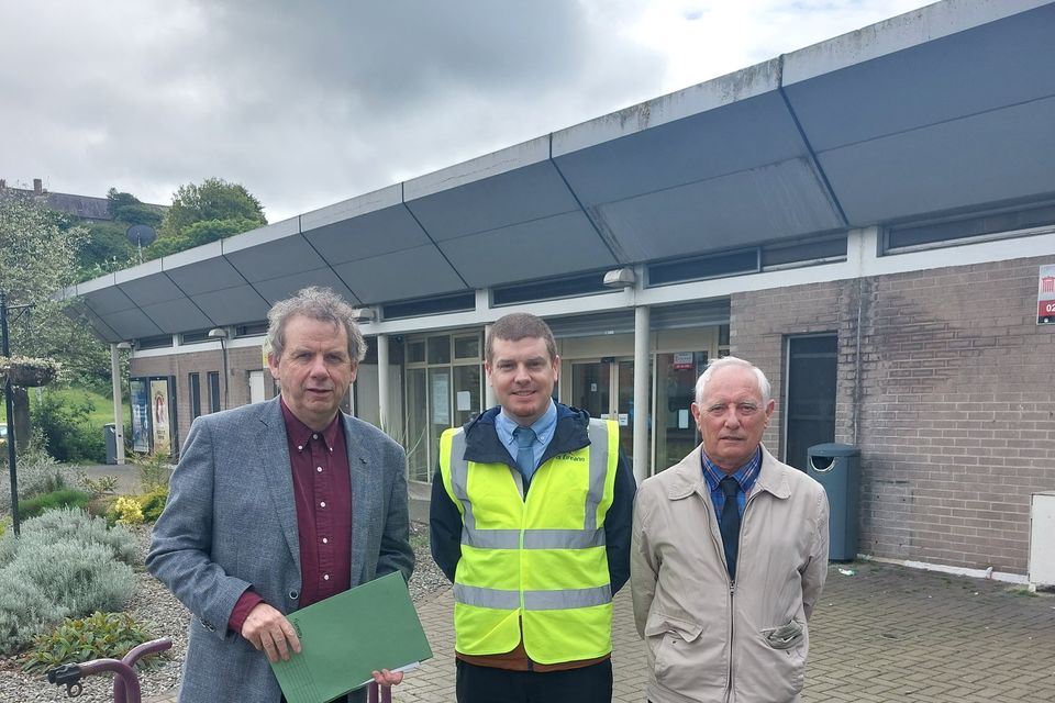 Aontú representative in Louth, Michael O'Dowd, Kevin Faulkner of the Drogheda Taxi Drivers Federation and senior Bus Eireann Manager Brian Nolan 