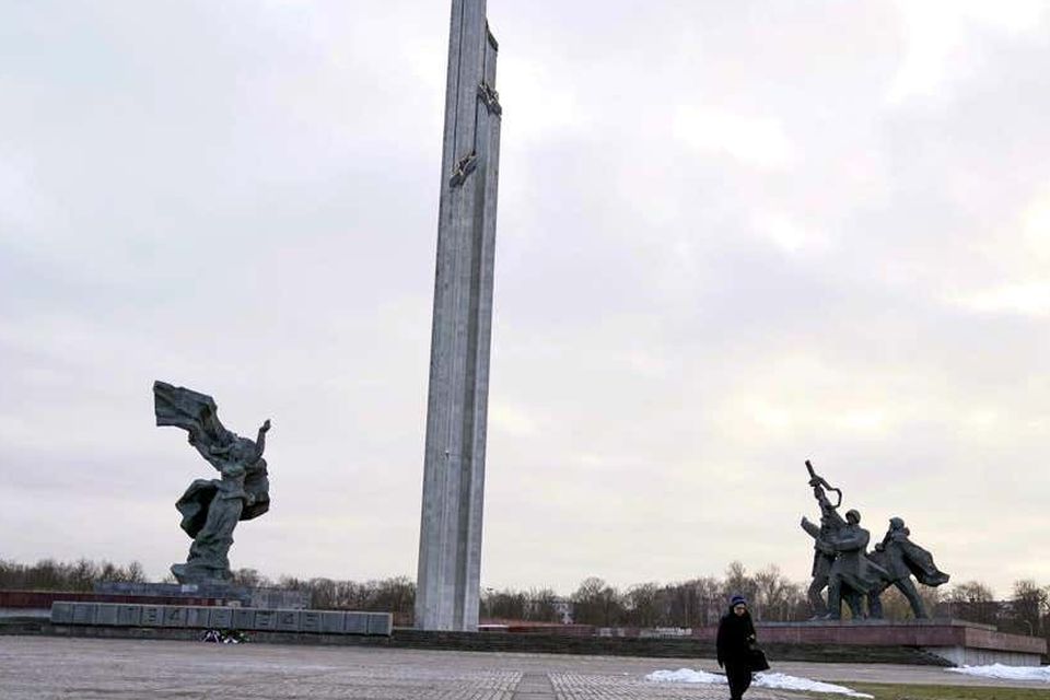 Soviet-era monument’s obelisk comes down in Latvia | Irish Independent