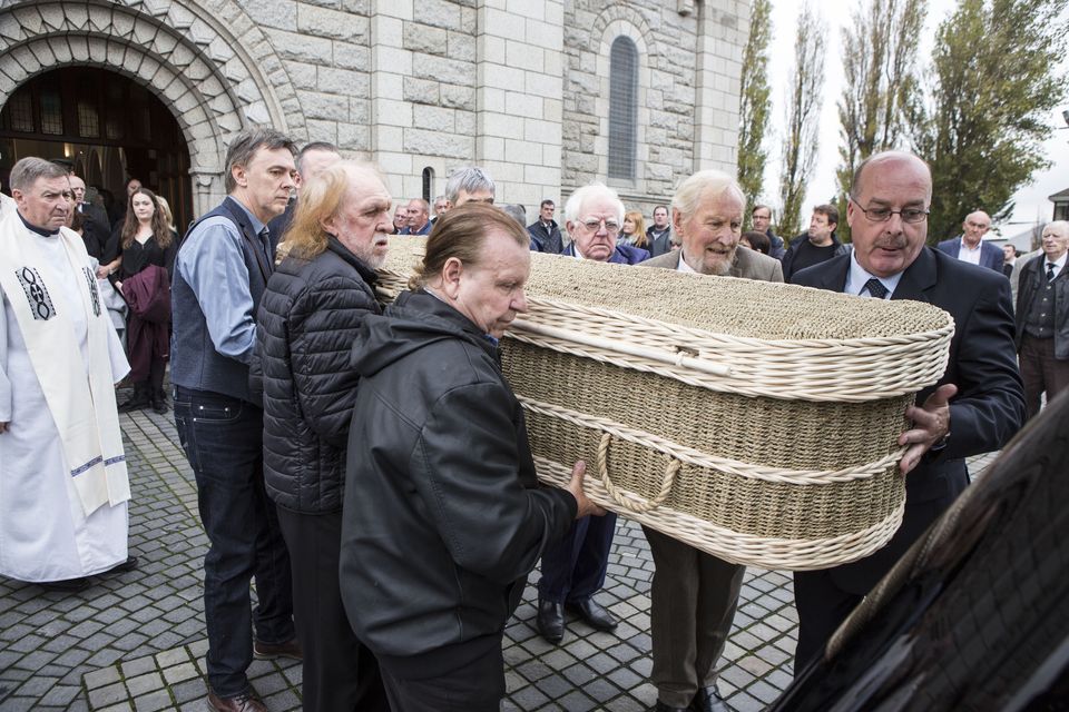 Eddie Furey Sean Cannon and Paddy Reilly help to carry the Remains of Dubliner Eamonn Campbell from   St Agnes Church Crumlin .