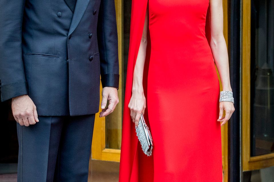 El rey Felipe de España y la reina Letizia de España salen de su hotel para asistir a la fiesta privada de cumpleaños del rey Willem-Alexander de los Países Bajos en los Establos Reales el 29 de abril de 2017 en La Haya, Países Bajos.  (Foto de Patrick van Katwijk/Getty Images)