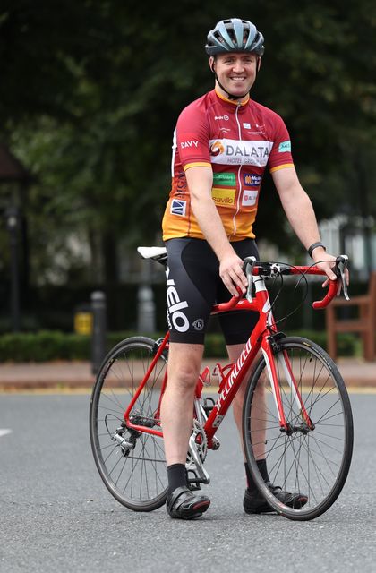 El propietario de un hotel recorre Irlanda en bicicleta 1.100 kilómetros en memoria de su hija de 4 meses que murió en Crumlin