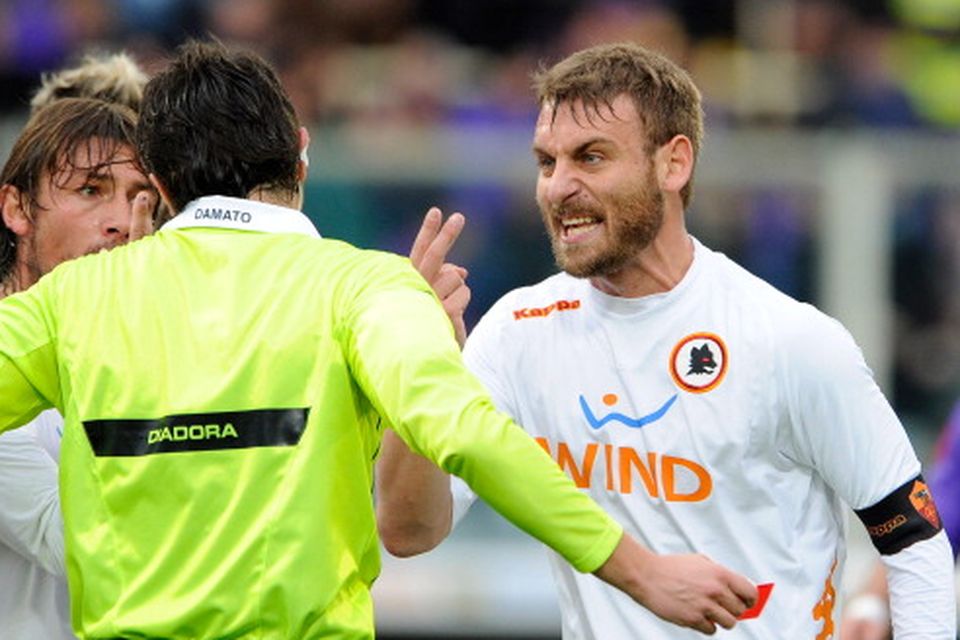 FLORENCE, ITALY - DECEMBER 04:  Daniele De Rossi of AS Roma confronts the referee Christian Brighi during the Serie A match between ACF Fiorentina and AS Roma at Stadio Artemio Franchi on December 4, 2011 in Florence, Italy.  (Photo by Claudio Villa/Getty Images)