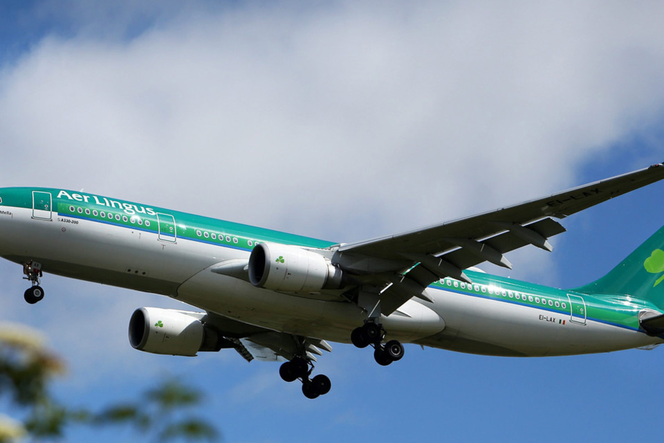 Aer Lingus has threatened to stop recognising Siptu staff representatives