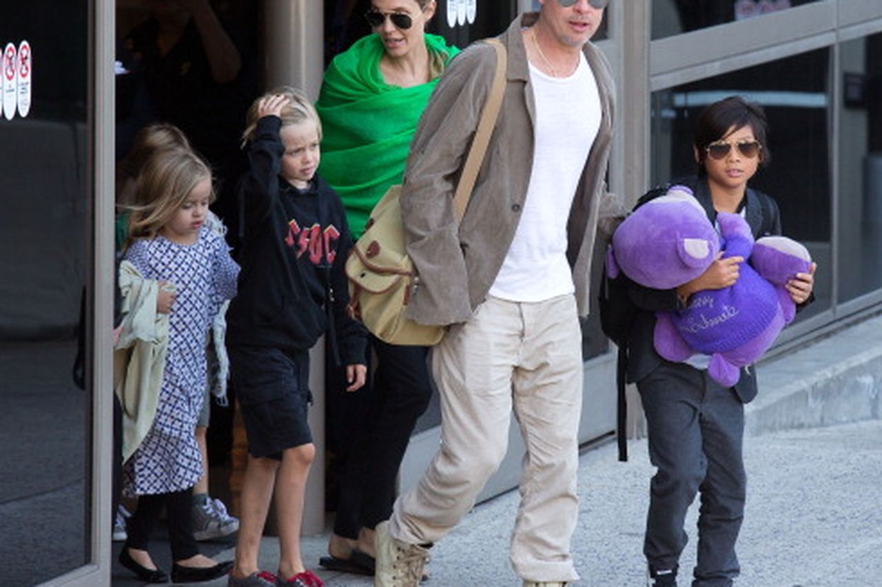 Brad Pitt and Angelina Jolie arrive at Los Angeles International (LAX)  airport with their children Maddox and Zahara Featuring: Angelina Jolie,Brad  Pitt,Zahara Jolie-Pitt,Maddox Jolie-Pitt Where: Los Angeles, California,  United States When: 14