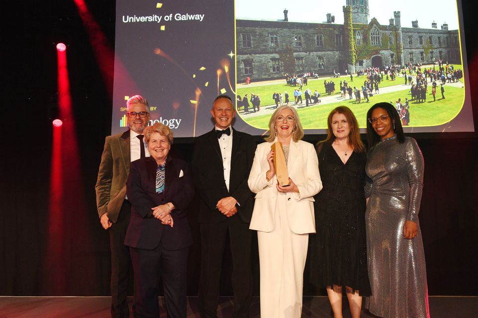 John Clancy, director general de Galviá;  la locutora y comediante Sandi Toksvig;  Paul Stapleton, Coordinador de soporte de sistemas;  Josephine Walsh, directora de Proyectos de Participación Estudiantil de la Universidad de Galway;  Brid Sewig, jefa de contenidos, Universidad de Galway;  y Aloma Onyimah, directora de Igualdad, Diversidad e Inclusión de Cambridge University Hospitals NHS Trust y miembro del panel de jueces de los premios.