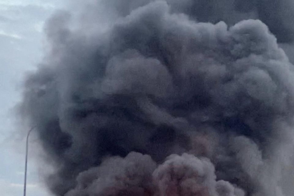 Plumes of smoke rise from burning pile of debris blocking the ongoing traffic on A620 highway in La Cepiere, Toulouse Photo: Twitter @Talilyte/via Reuters