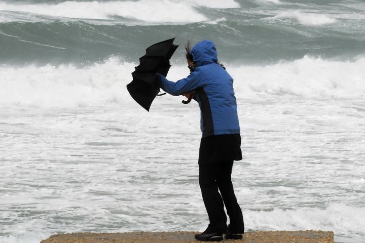 Met Éireann issues status yellow rain and wind warnings for six counties