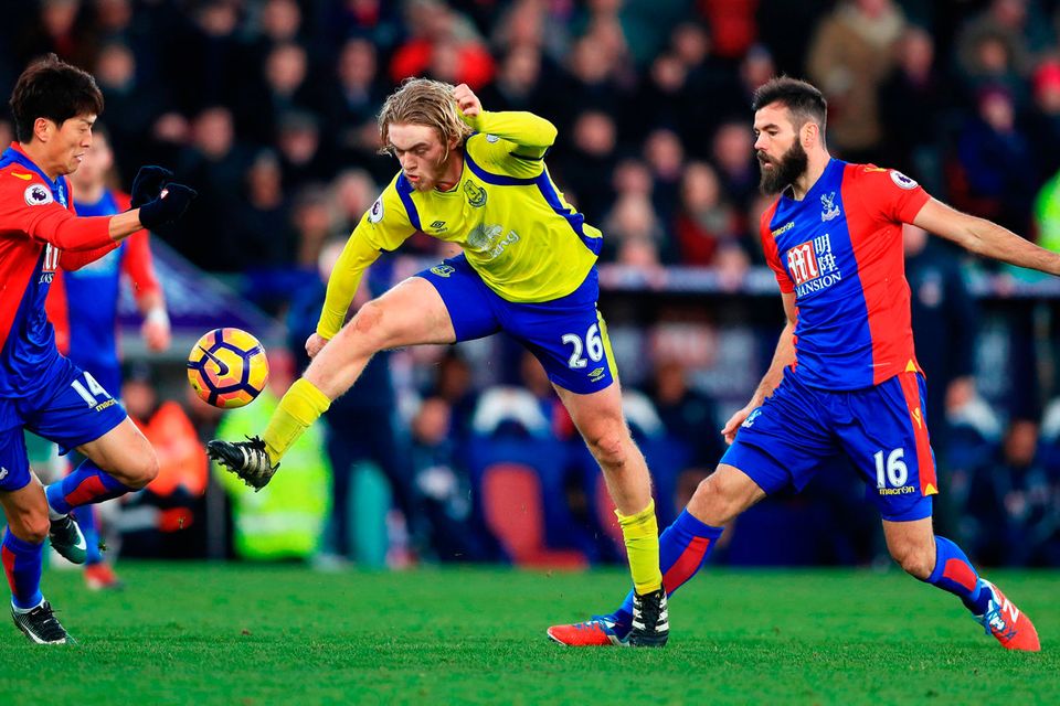 Everton's Tom Davies (centre) in action with Crystal Palace's Lee Chung-yong (left) and Joe Ledley. Photo credit: John Walton/PA Wire