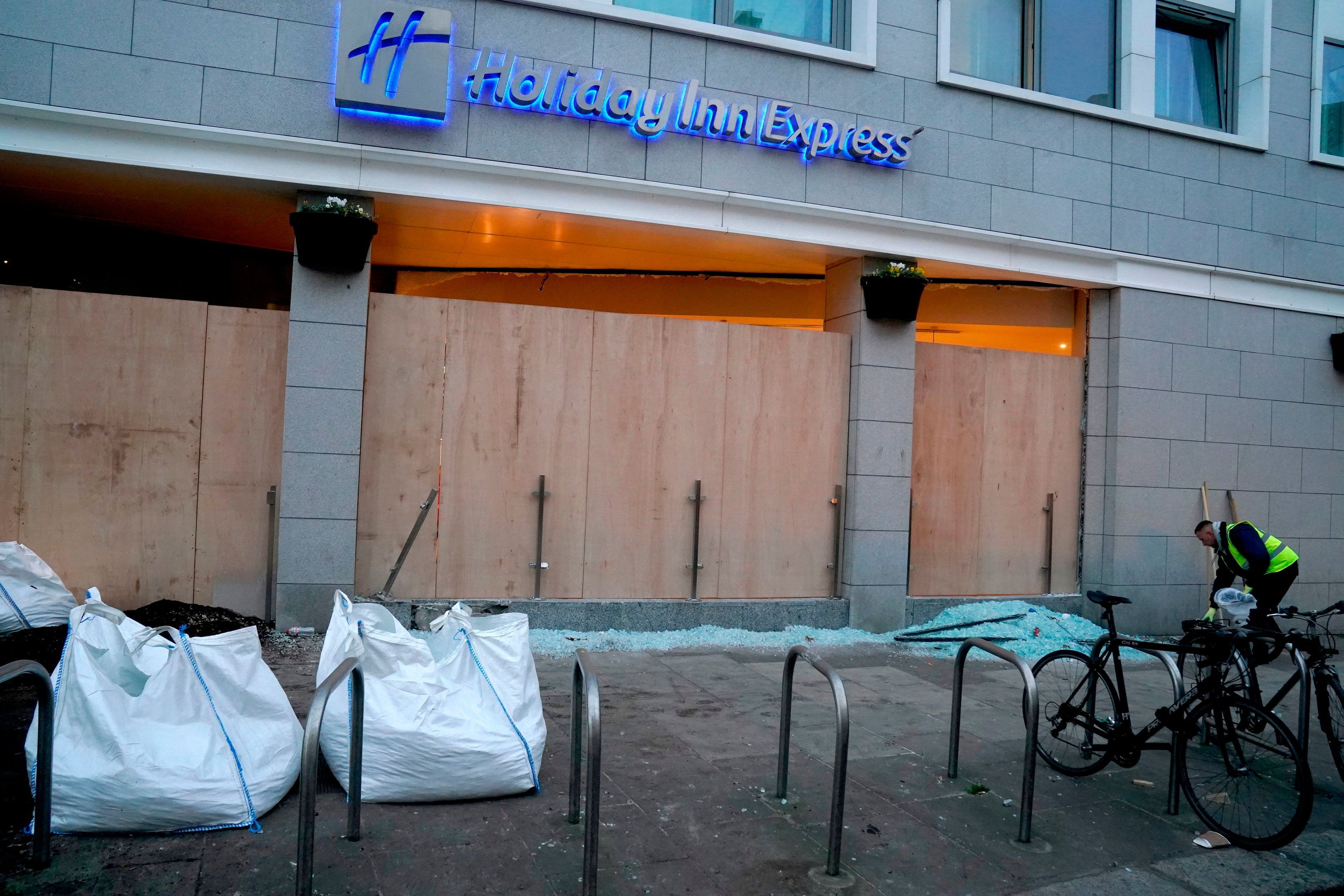 « C’est quelques semaines avant Noël, nous n’avons pas de travail » : des employés de café licenciés en raison des dégâts causés par les émeutes de Dublin