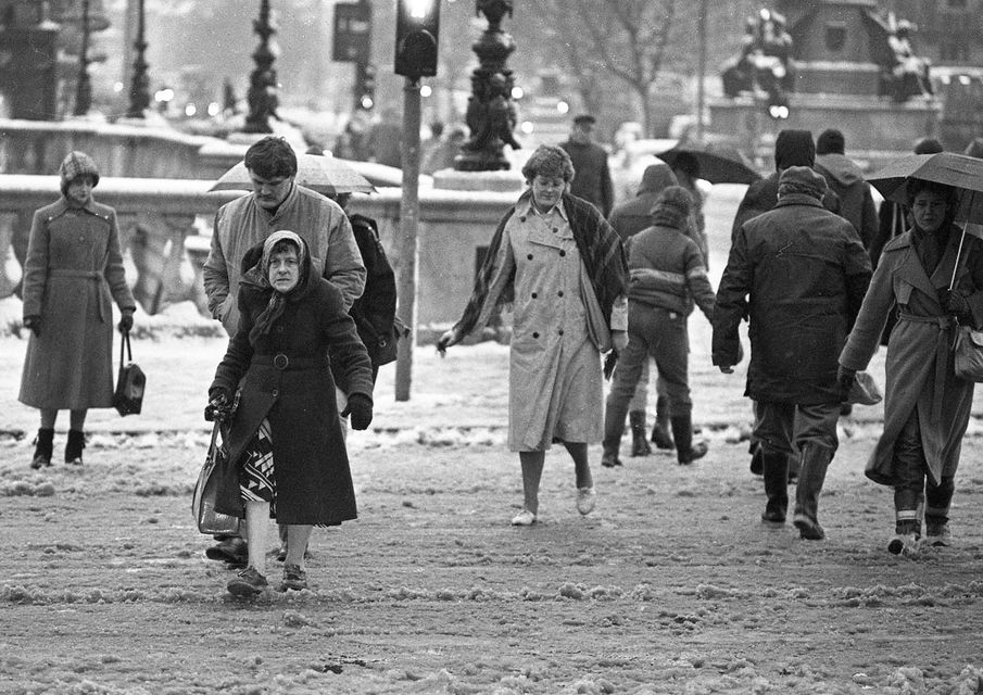 Early morning snow scenes in Dublin City Centre, 18/01/1985 (Part of the Independent Newspapers Ireland/NLI Collection).