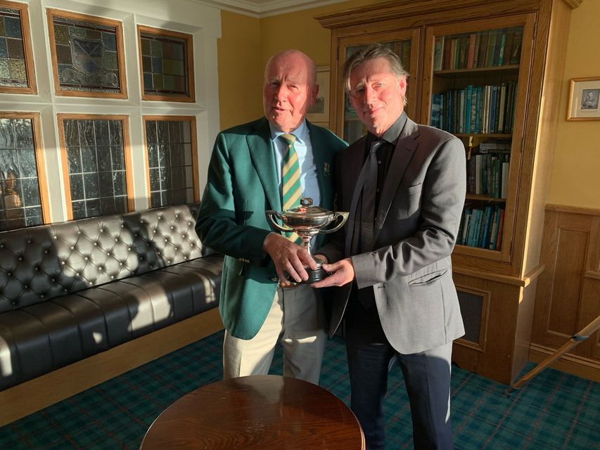 Brian Tector, Captain of Portmarnock Golf Club, receives the Carr Cup from Brian Keogh, Honoary Secretary of the Irish Golf Writers’ Association.