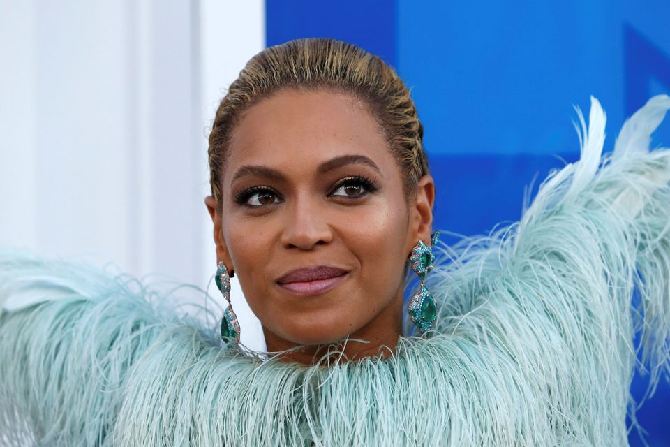 Singer Beyonce arrives at the 2016 MTV Video Music Awards in New York, U.S., August 28, 2016.  REUTERS/Eduardo Munoz