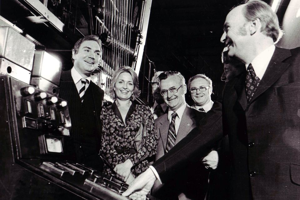 President Patrick Hillery, pressing the button to start printing machines at Independent House, Abbey Street. Looking on are Dr A. J. F. O'Reilly, then Chairman of Independent Newspapers Ltd., his wife Susan and Bartle Pitcher, Managing Director