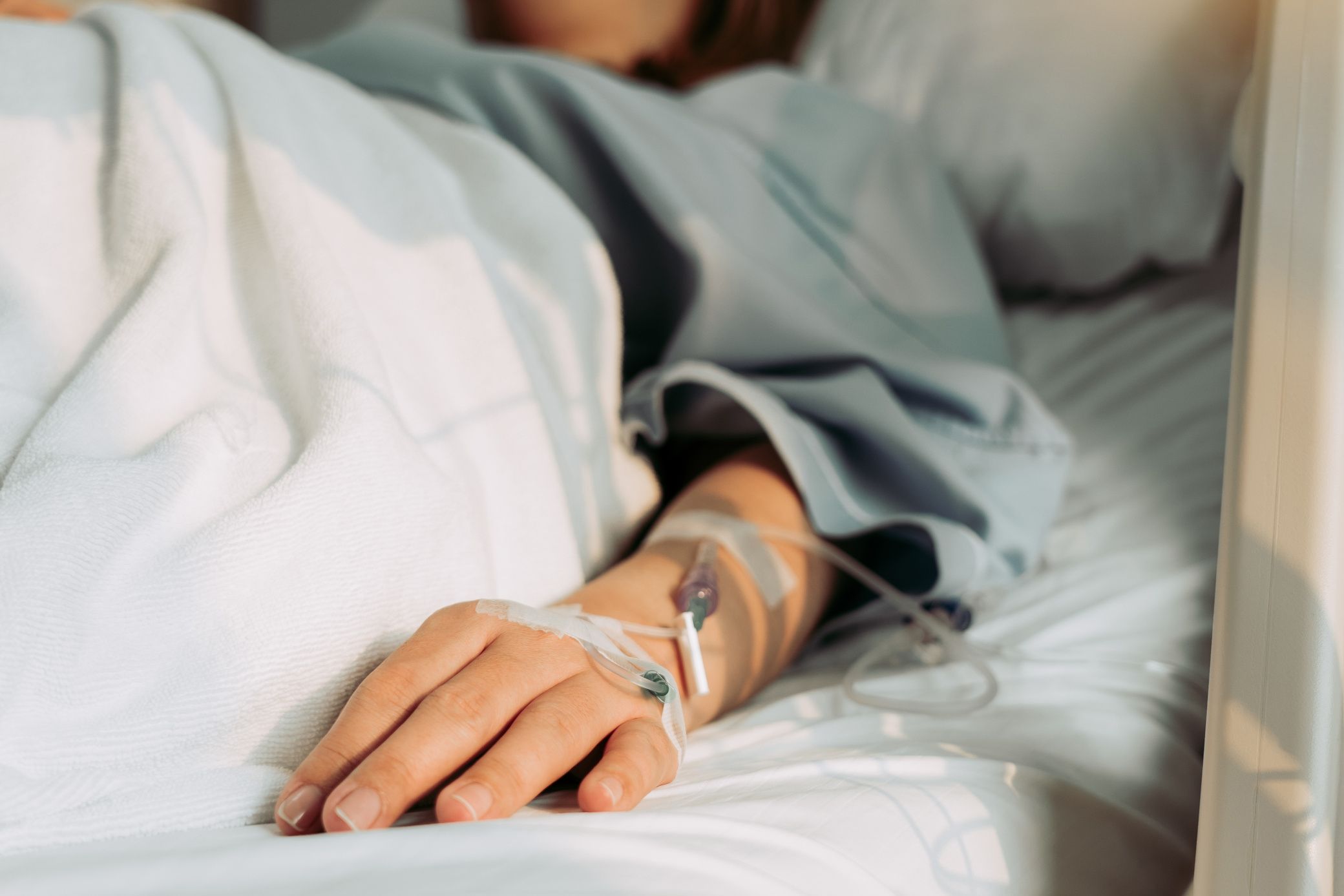 Una grave enfermedad estomacal deja a cinco personas hospitalizadas tras un viaje a España