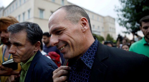 Greek Finance Minister Yanis Varoufakis (C) and head negotiator with Greece's lenders Euclid Tsakalotos (L) make their way past parliament as they head to Prime Minister Alexis Tsipras' office in Athens, Greece June 28, 2015