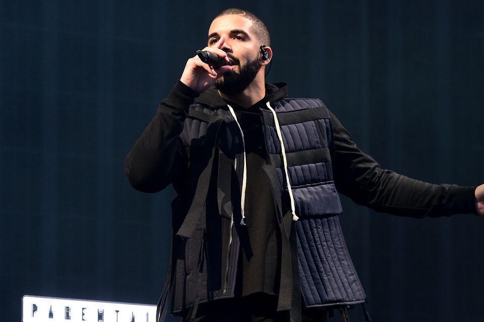 Drake makes a surprise appearance on stage at Reading | Irish Independent